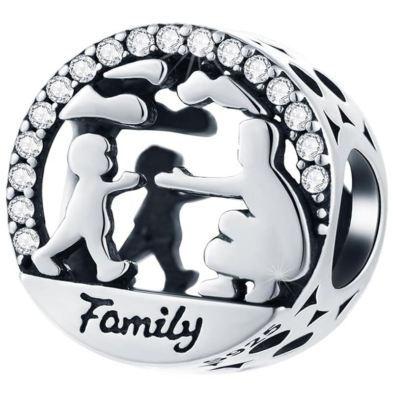 Srebrna zawieszka charms z ażurowym wzorem przedstawiającym postacie oraz napisem \'Family\'. Wokół wzoru znajdują się małe, błyszczące kamienie.