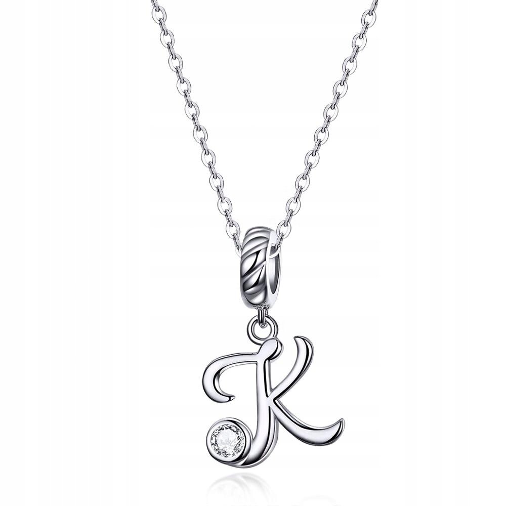 Srebrny charms w kształcie litery \'K\' z ozdobnym kamieniem u dołu, zawieszony na łańcuszku. Zawieszka ma gładką powierzchnię i jest wykonana z metalu o srebrnym połysku.
