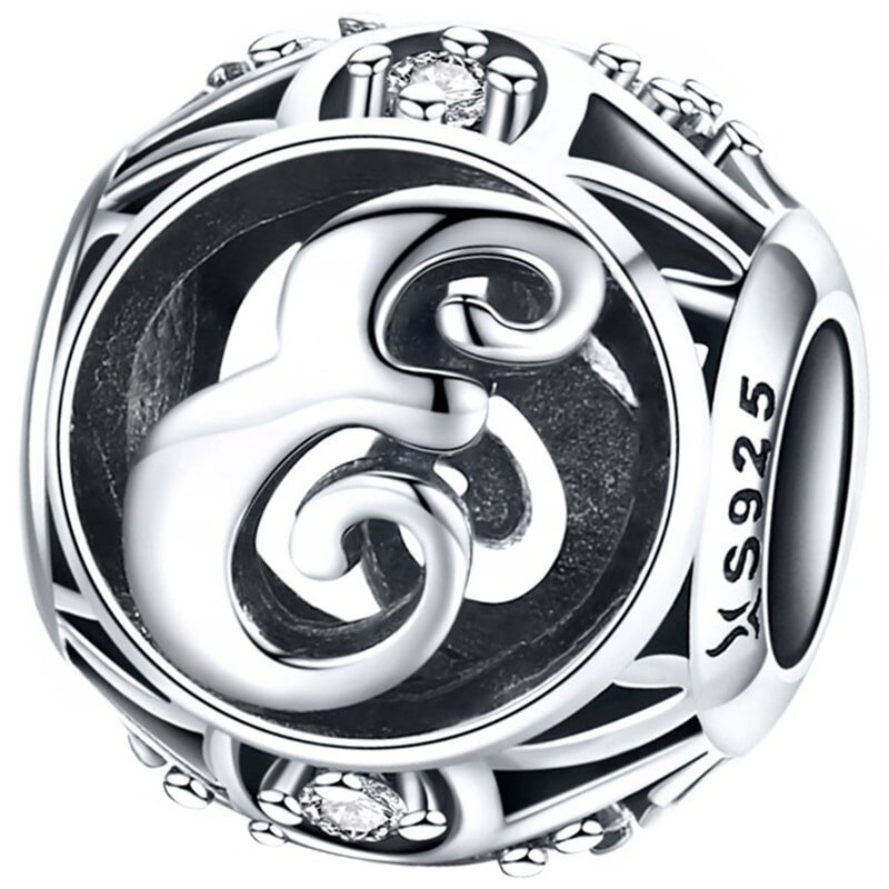 Srebrna zawieszka charms z literą \'E\' w ozdobnym stylu, wykonana z materiału oznaczonego jako S925. Zawieszka jest zdobiona małymi kamieniami.