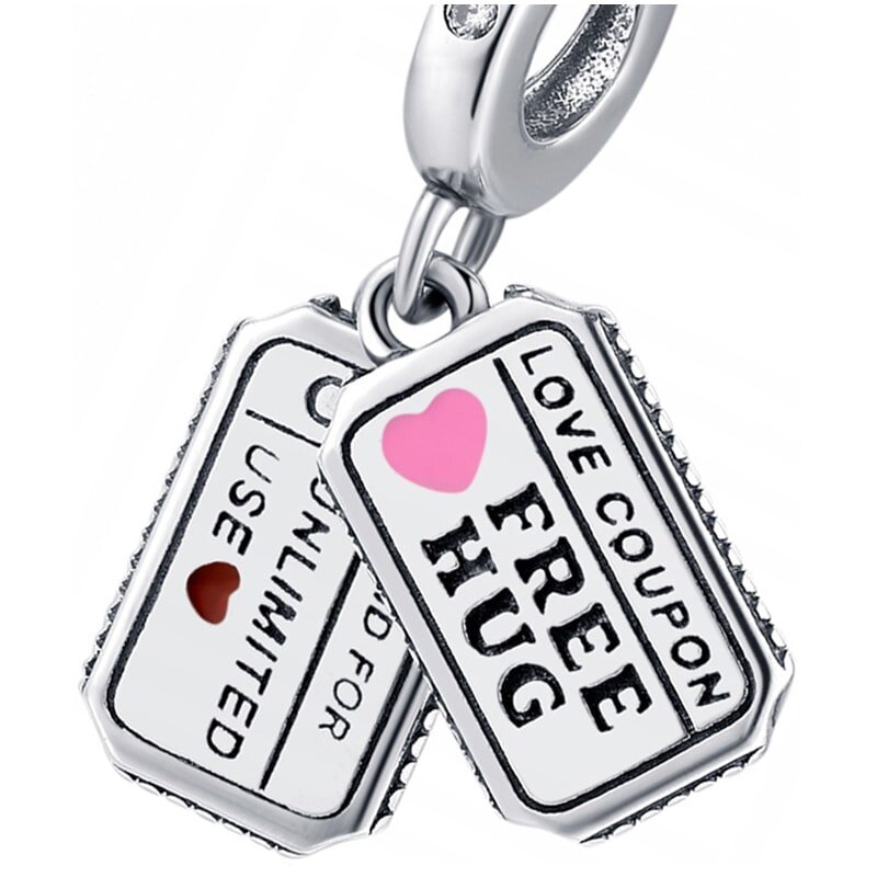 Zawieszka charms w kształcie dwóch kuponów z napisami \'LOVE COUPON FREE HUG\' i \'VALID FOR UNLIMITED USE\'. Na jednym z kuponów widoczny jest różowy serce, a na drugim czerwone serce.