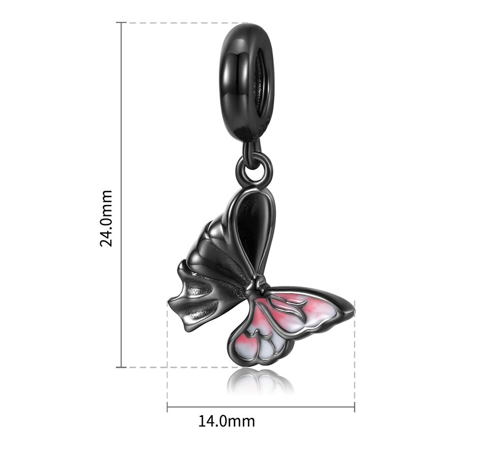 Zawieszka charms w kształcie motyla z różowymi akcentami na skrzydłach, wykonana z ciemnego metalu. Wymiary zawieszki to 24.0 mm wysokości i 14.0 mm szerokości.