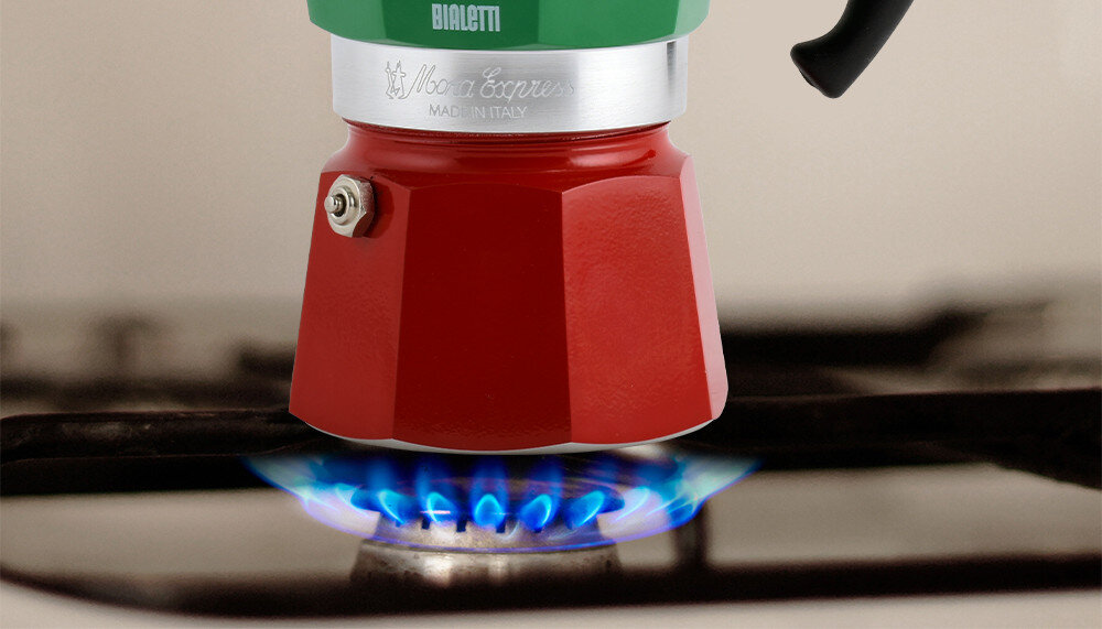 Kawiarka BIALETTI Moka Express Italia 6 TZ Zielono-czerwony 240 ml Uniwersalne zastosowanie na kuchenkach gazowych, elektrycznych i ceramicznych na płytach indukcyjnych swoboda