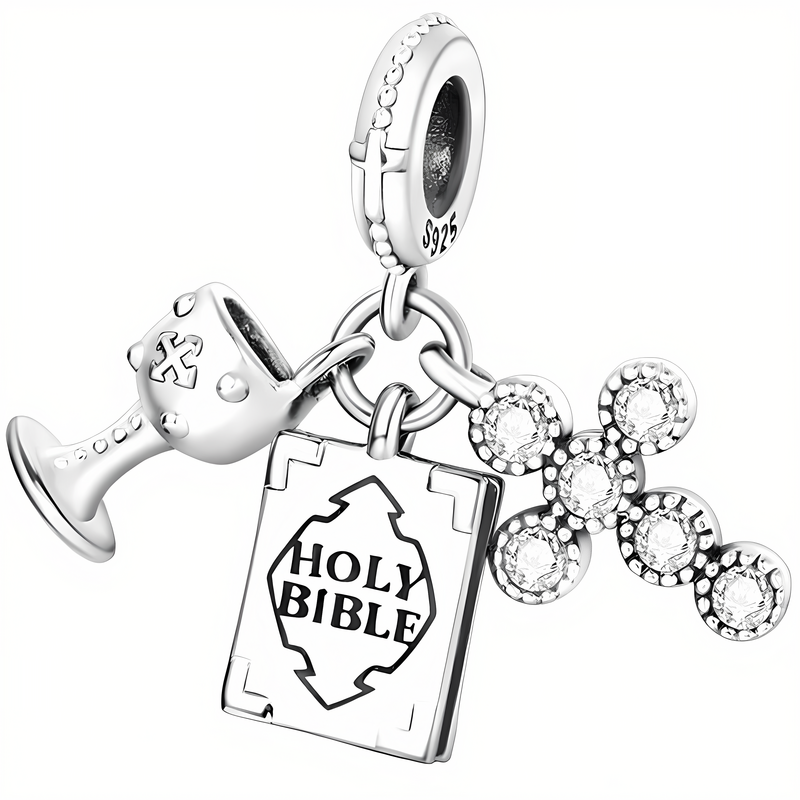 Zawieszka charms składająca się z trzech elementów: kielicha z krzyżem, prostokątnej tabliczki z napisem \'HOLY BIBLE\' oraz krzyża z okrągłymi kamieniami. Elementy są połączone z okrągłym uchwytem z oznaczeniem \'S925\'.