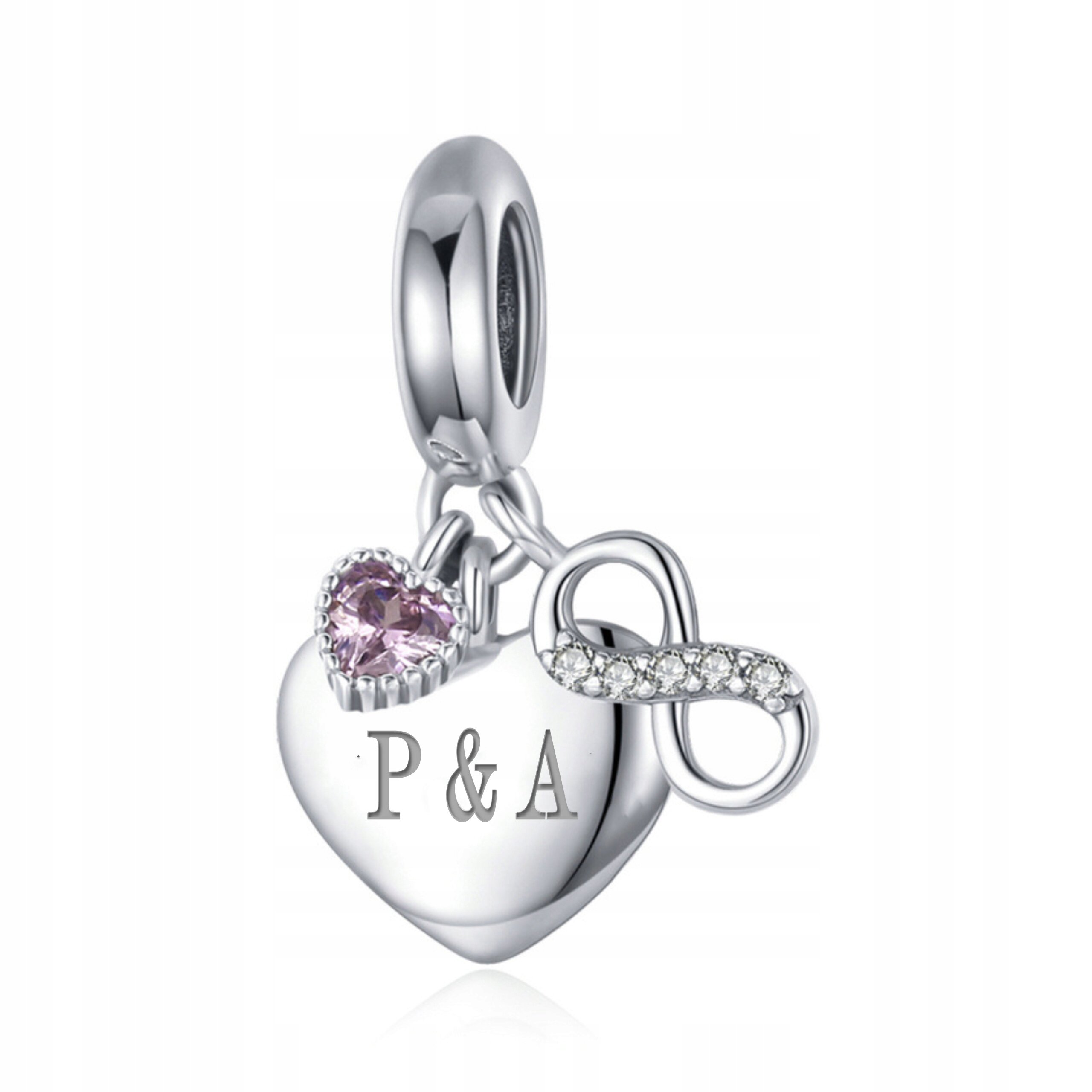 Srebrna zawieszka charms w kształcie serca z wygrawerowanymi literami \'P & A\'. Obok serca znajduje się różowy kamień w kształcie serca oraz symbol nieskończoności ozdobiony małymi kamieniami.