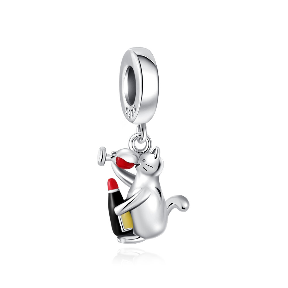 Srebrna zawieszka charms przedstawiająca kota trzymającego kieliszek z czerwonym płynem oraz czarną szminkę z czerwoną końcówką. Na górze zawieszki widoczny jest napis \'S925\'.