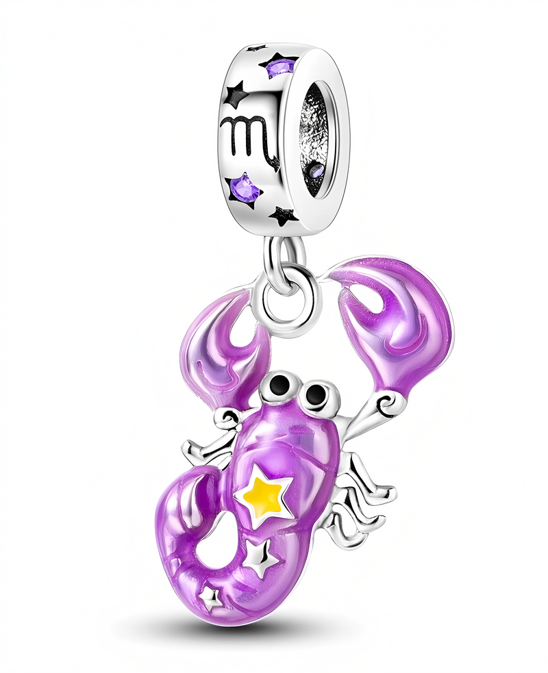Zawieszka charms w kształcie fioletowego skorpiona z żółtą gwiazdką i srebrnymi detalami. Element mocujący ozdobiony jest fioletowymi kamieniami, czarnymi gwiazdkami i symbolem znaku zodiaku Skorpion.