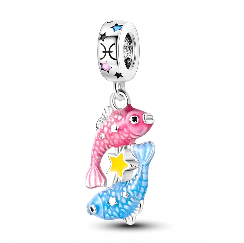 Zawieszka charms przedstawia dwie ryby, jedna różowa, druga niebieska, z żółtą gwiazdką pomiędzy nimi. Na górnej części widoczny jest symbol znaku zodiaku Ryby oraz kolorowe gwiazdki.