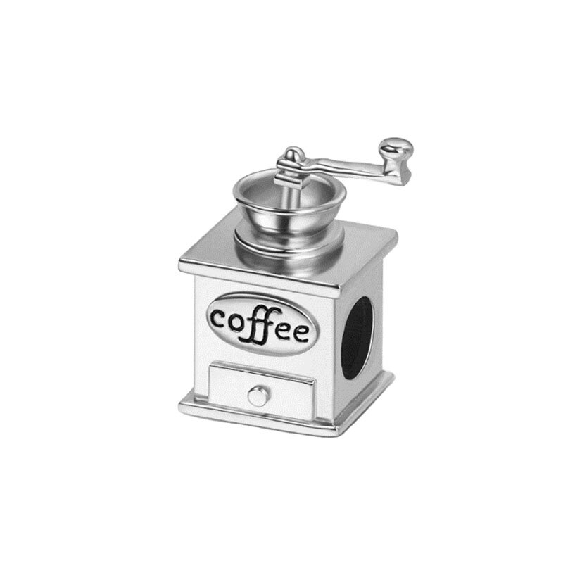 Srebrny charms w kształcie młynka do kawy z napisem \'coffee\' na przodzie. Młynek posiada ruchomą korbkę i mały szufladkowy element na dole.