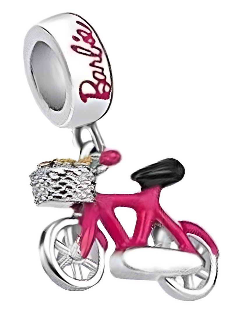 Zawieszka charms przedstawiająca różowy rower z koszykiem, przymocowana do srebrnego pierścienia z napisem \'Barbie\'.