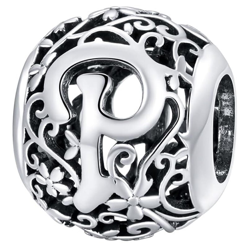 Srebrna zawieszka charms z literą \'P\' otoczona ozdobnym, ażurowym wzorem z motywem kwiatowym. Wzór jest misternie wykonany, tworząc elegancki i dekoracyjny wygląd.