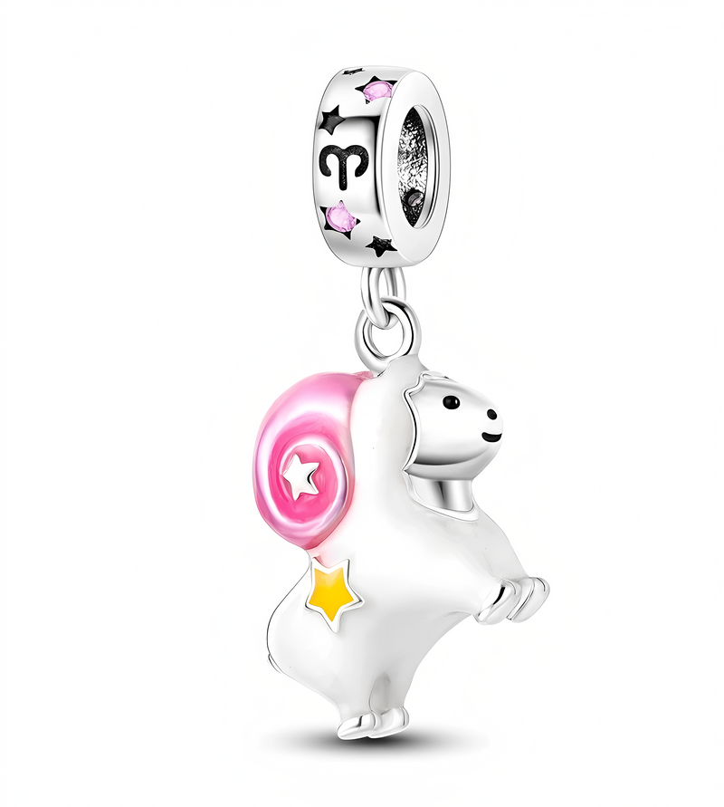 Zawieszka charms przedstawia białą postać z różowym elementem w kształcie spirali i gwiazdkami. Na górnej części zawieszki widoczny jest symbol zodiaku Baran oraz ozdobne gwiazdki i różowe kamienie.