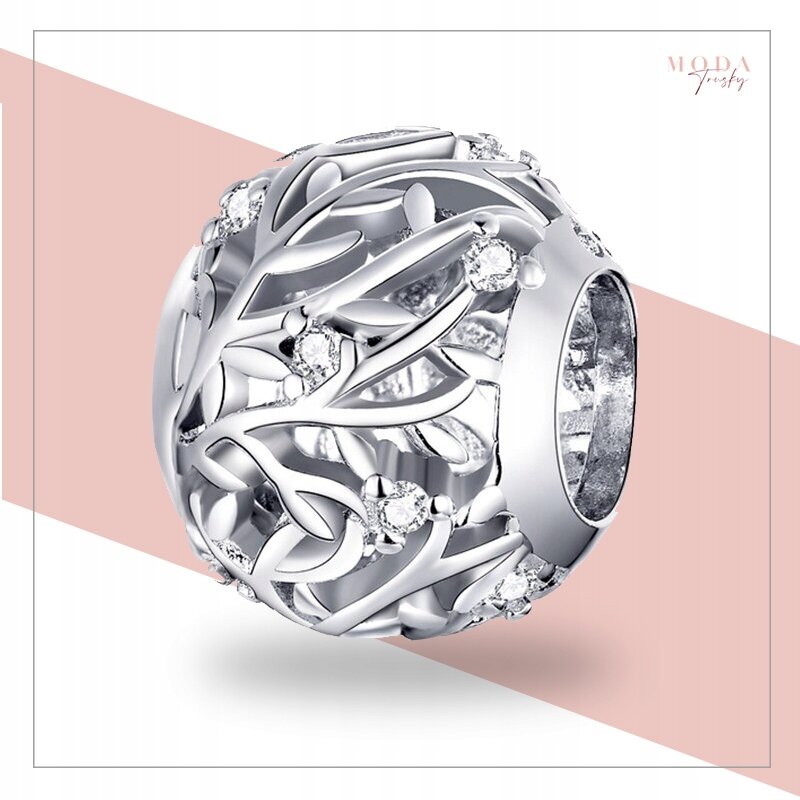 Srebrny charms z ażurowym wzorem gałązek i cyrkoniami. W tle widoczny jest różowy pasek oraz napis \'MODA Jewelry\'.
