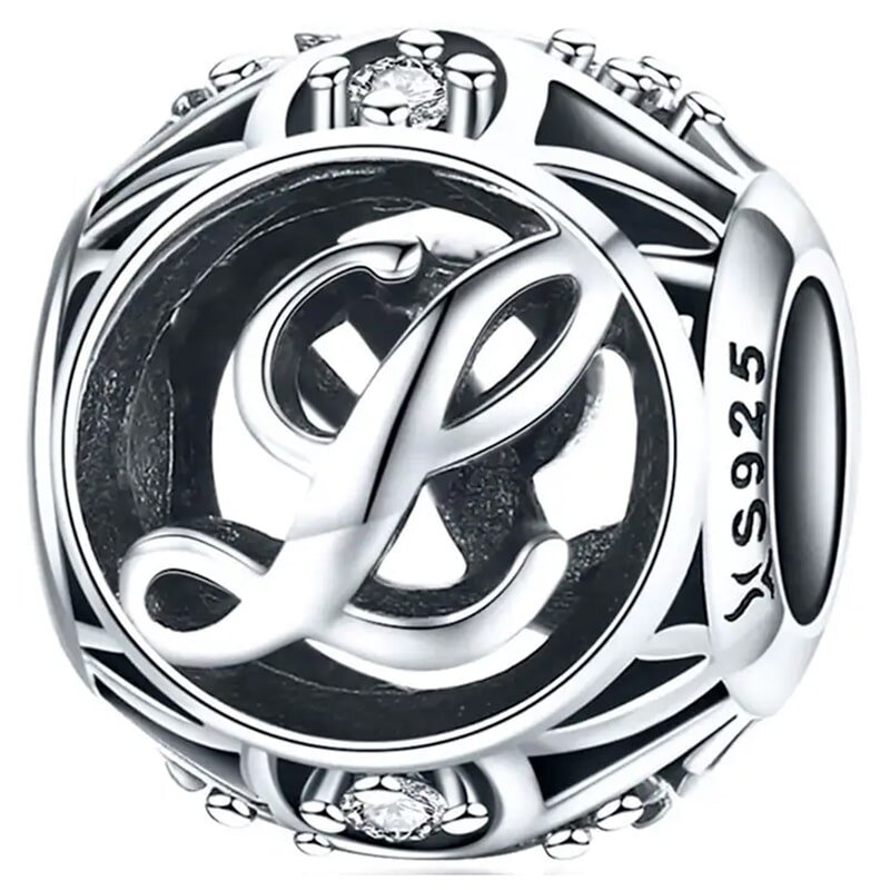 Srebrny charms z literą \'L\' ozdobiony małymi kamieniami. Na boku widoczny jest napis \'S925\'.