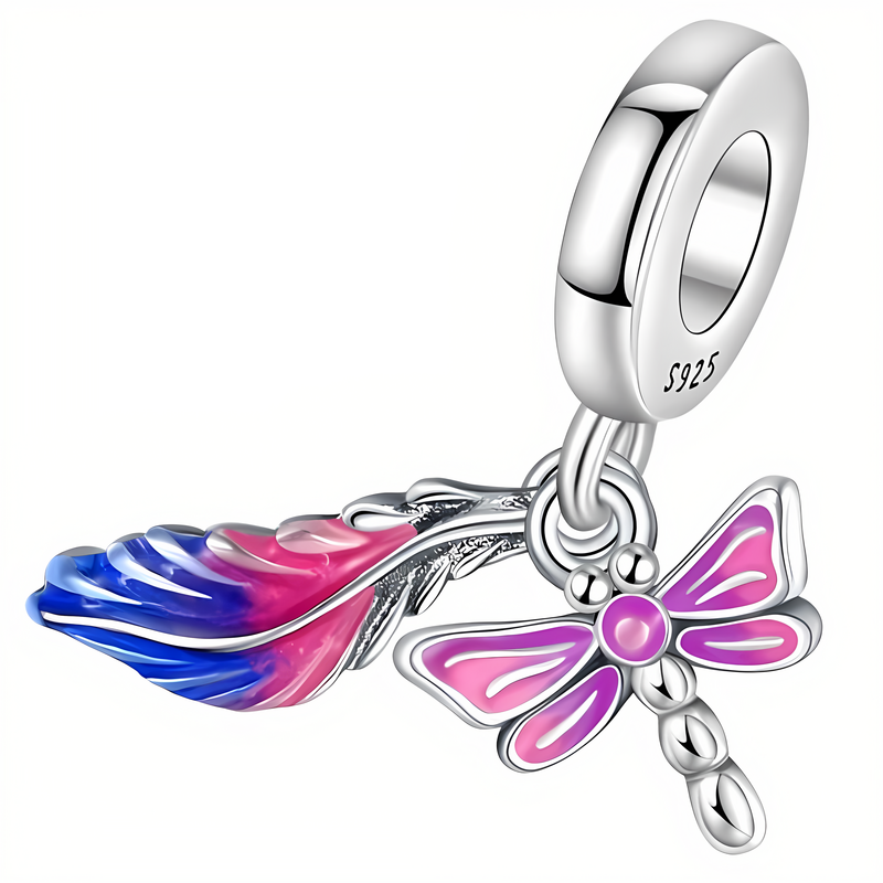 Zawieszka charms z kolorowym piórkiem w odcieniach niebieskiego i różowego oraz różową ważką. Na metalowej części widoczny jest napis \'S925\'.