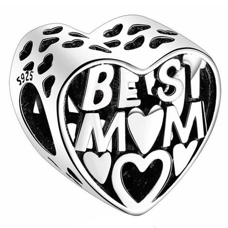 Srebrna zawieszka w kształcie serca z wyciętym napisem \'BEST MOM\' oraz małymi sercami. Na boku widoczny jest napis \'S925\'.
