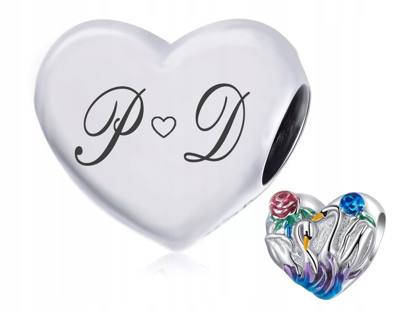 Na obrazie widoczna jest zawieszka w kształcie serca z grawerem \'P ♥ D\'. Obok znajduje się druga zawieszka z motywem dwóch łabędzi i kolorowymi kwiatami.