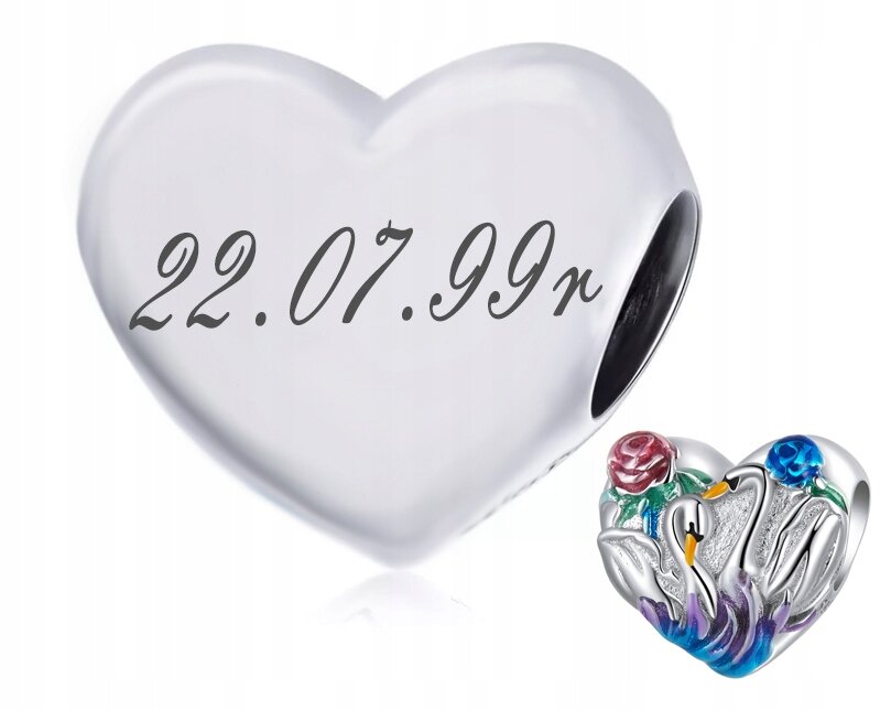 Na obrazie widoczna jest zawieszka w kształcie serca z wygrawerowaną datą \'22.07.99r\'. Obok znajduje się podobna zawieszka z motywem kwiatowym i dwoma łabędziami.