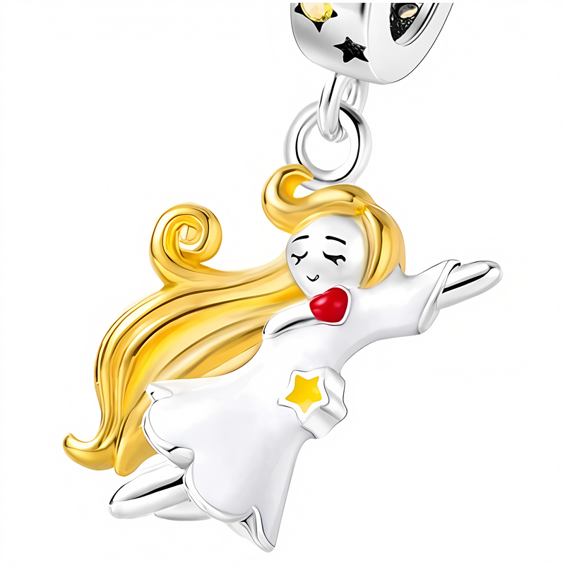 Zawieszka charms przedstawia postać z długimi, złotymi włosami i białą sukienką, trzymającą czerwone serce. Na sukience widoczna jest żółta gwiazdka.