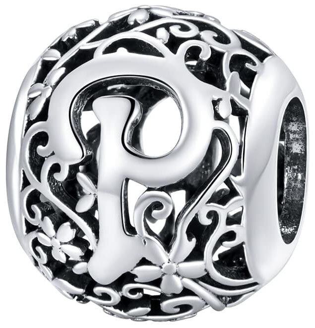 Srebrna zawieszka charms z literą \'P\' otoczona ozdobnymi wzorami kwiatowymi i roślinnymi. Wykonana z metalu o błyszczącej powierzchni.