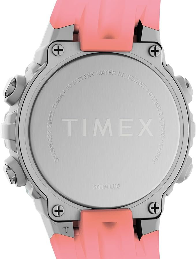 Tył zegarka z metalową kopertą i różowym paskiem. Widoczny napis: \'TIMEX\' oraz informacje o wodoodporności i materiale: \'STAINLESS STEEL BACK 50 METERS WATER RESISTANT CR2016 BATTERY CHINA 20MM LUG\'.