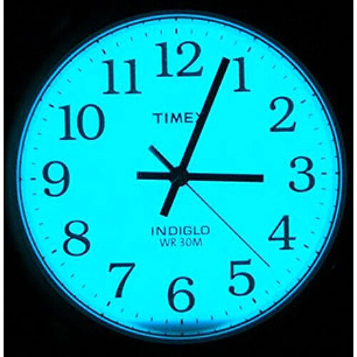 Zegarek z jasnoniebieską tarczą i czarnymi cyframi arabskimi oraz wskazówkami. Na tarczy widoczne są napisy: \'TIMEX\', \'INDIGLO\', \'WR 30M\'.