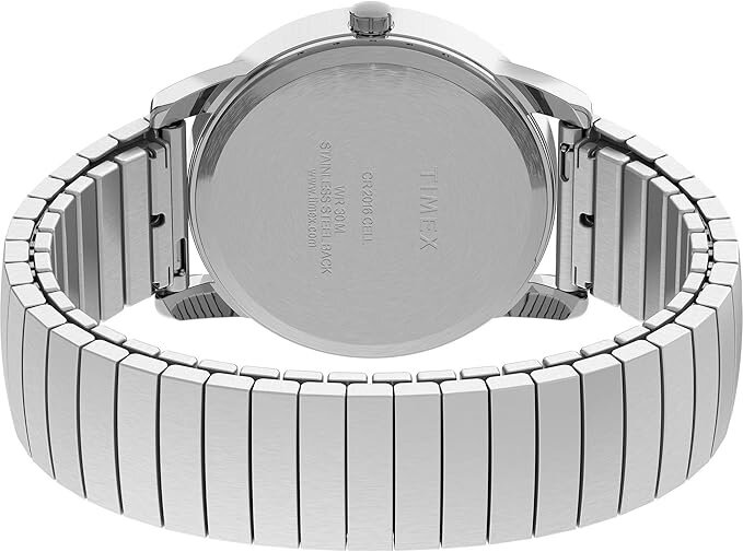 Zegarek z metalową bransoletą i okrągłą kopertą, widoczny od tyłu. Na kopercie wygrawerowane są napisy: \'TIMEX\', \'Stainless Steel Back\', \'WR 30M\', \'TW2R36600\', \'EX2000CELL\'.