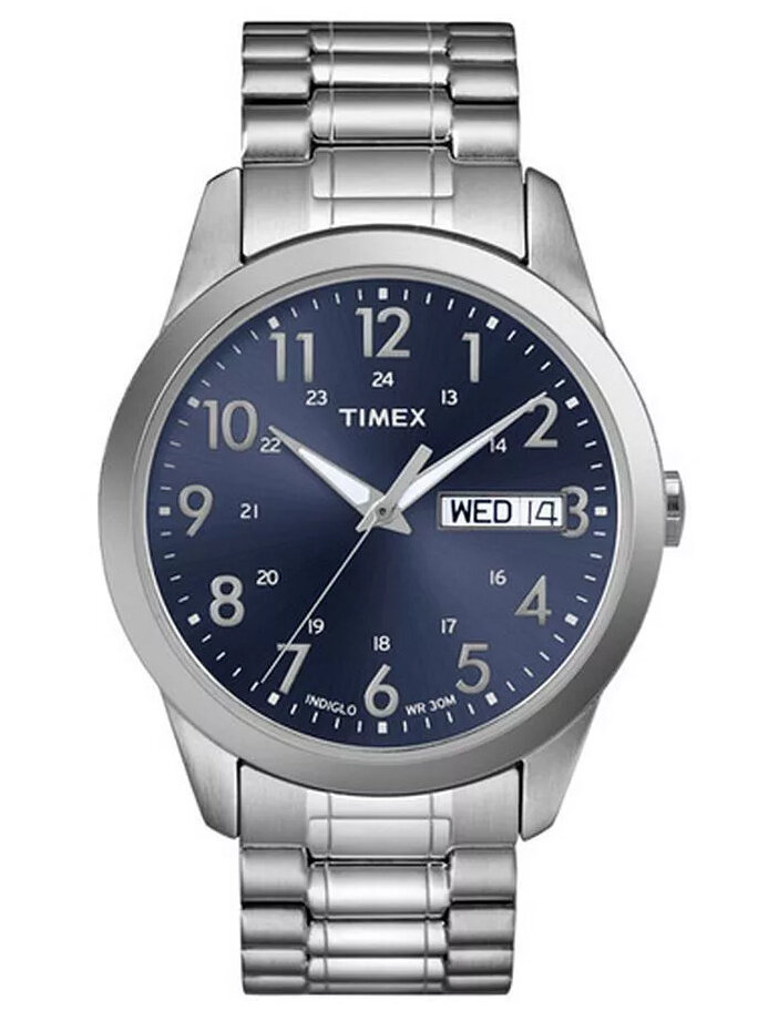 Zegarek z metalową bransoletą i granatową tarczą, na której widoczne są srebrne cyfry arabskie oraz logo \'TIMEX\'. Na tarczy znajduje się również okienko z datownikiem pokazującym dzień tygodnia i miesiąca.