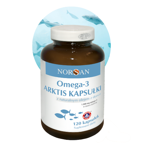 Butelka z etykietą \'NORSAN Omega-3 ARKTIS KAPSUŁKI z naturalnym olejem z dorsza 120 kapsułek\'. W tle widoczne są sylwetki ryb na niebieskim tle.