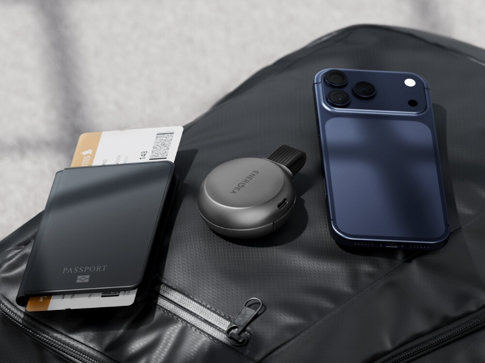 Ładowarka indukcyjna ENERGEA AluMag Trio 2 3w1 25W
                ładowarka złożona na walizce obok paszportu i telefonu składana konstrukcja pokrowiec pod ręką