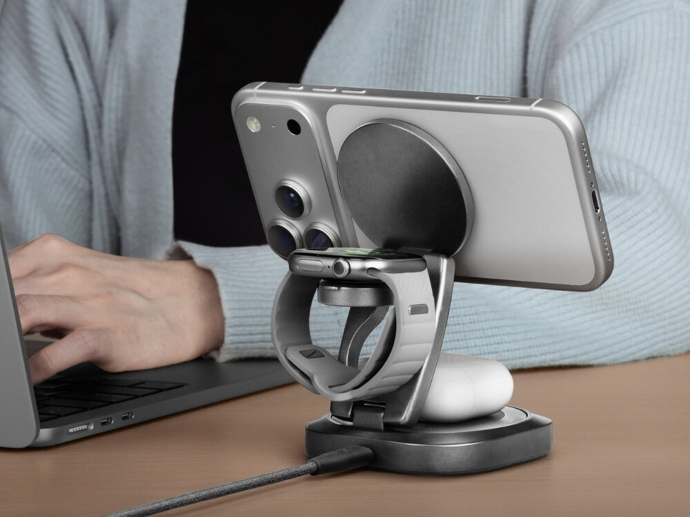 Ładowarka indukcyjna ENERGEA AluMag Gyro 360 25W
                ładowarka na biurku z przymocowanym telefonem smartwatchem i słuchawkami