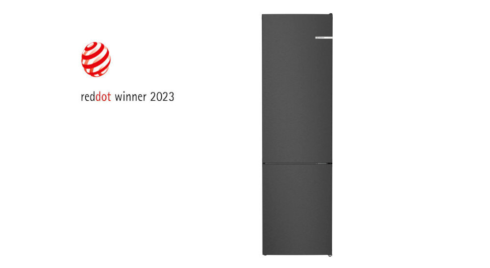 Ciemna lodówka z dwoma drzwiami, górne większe od dolnego. Obok znajduje się logo z napisem \'reddot winner 2023\'.