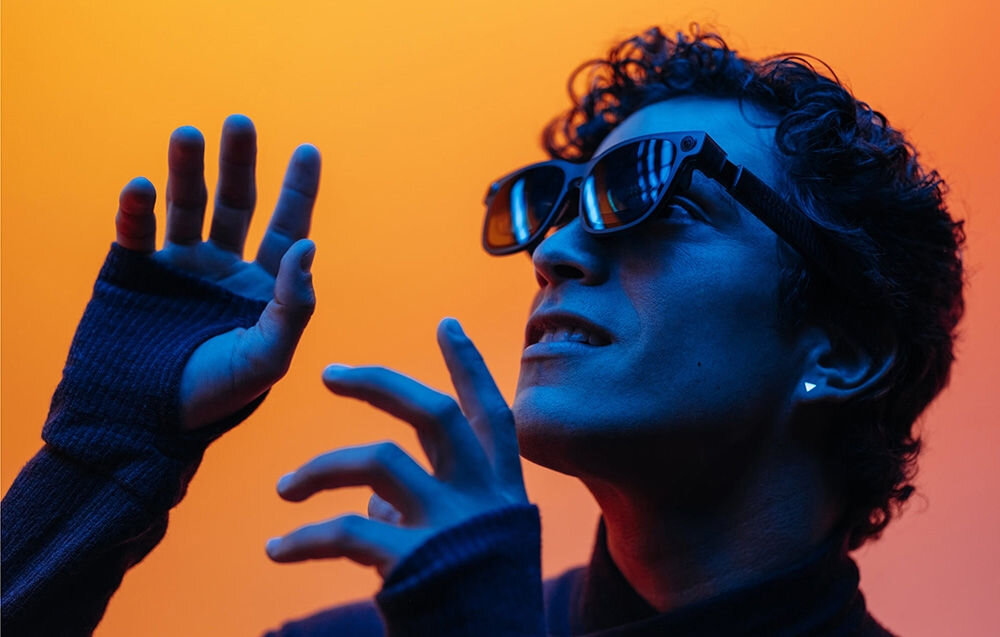 Okulary VITURE XR Luma Ultra Czarny Mężczyzna w kręconych włosach i okularach VR wirtualny ekran przekątna pole widzenia panele SONY Micro-OLED 1200p 4K jasność zaawansowana optyka system audio Harman