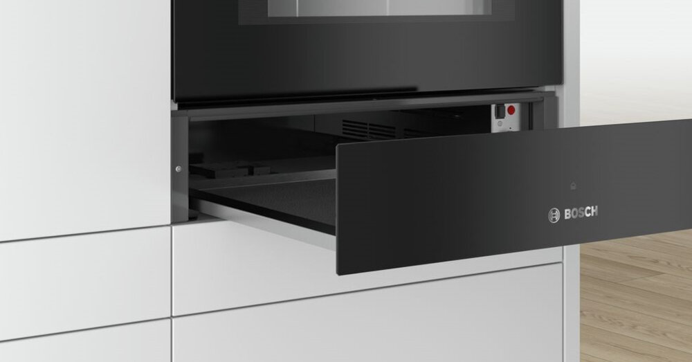 SZUFLADA BOSCH BIC510NB0 Szuflada grzewcza Bosch częściowo wsunięta pod piekarnikiem do zabudowy Push-Pull bezuchwytowe otwieranie system sprężynowy design