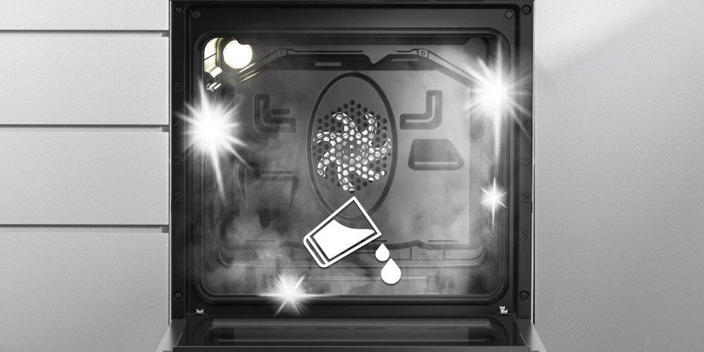 Wnętrze piekarnika z widocznym wentylatorem i ikoną przedstawiającą ściereczkę oraz krople wody, co sugeruje funkcję czyszczenia parą. W tle widoczna jest para oraz kilka jasnych świateł.