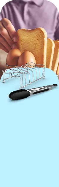 Na obrazie widoczne są kromki chleba i jajka umieszczone w metalowym stojaku. Obok leżą metalowe szczypce z czarnymi uchwytami na niebieskim tle.