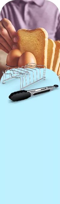 Na obrazie widoczny jest metalowy stojak z trzema jajkami i kilkoma kromkami chleba tostowego. Obok leżą metalowe szczypce z czarnymi uchwytami na jasnoniebieskim tle.