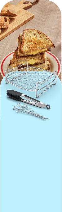 Na obrazie widoczne są tosty z serem na talerzu oraz metalowy ruszt, szczypce i kilka metalowych szpikulców na jasnoniebieskim tle.