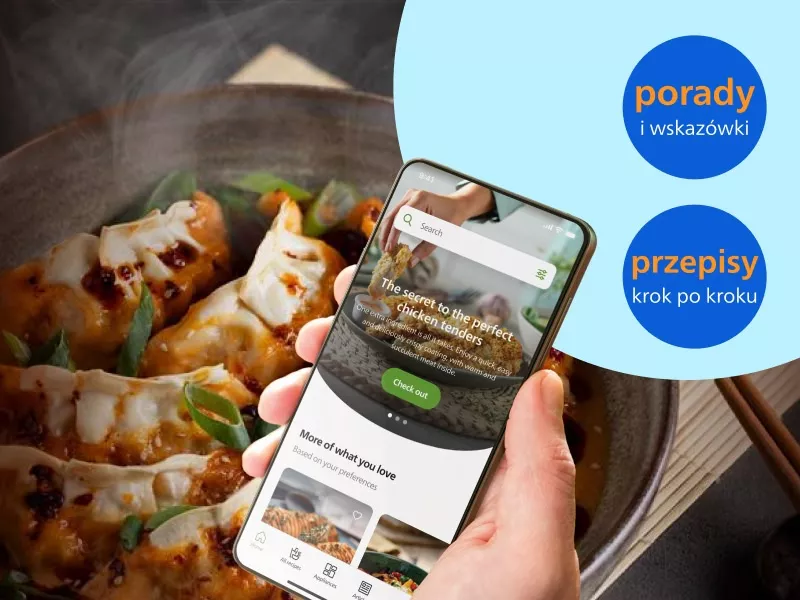 Osoba trzyma smartfon z aplikacją kulinarną, na ekranie widoczny jest tekst: \'The secret to the perfect chicken tenders\'. W tle znajduje się miska z potrawą, a po prawej stronie dwa niebieskie okręgi z napisami: \'porady i wskazówki\' oraz \'przepisy krok po kroku\'.