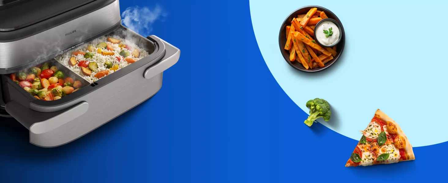 Obraz przedstawia otwartą frytkownicę beztłuszczową z widocznymi warzywami i ryżem w środku. Obok znajdują się miska z frytkami i sosem, kawałek pizzy oraz brokuł na niebieskim tle.