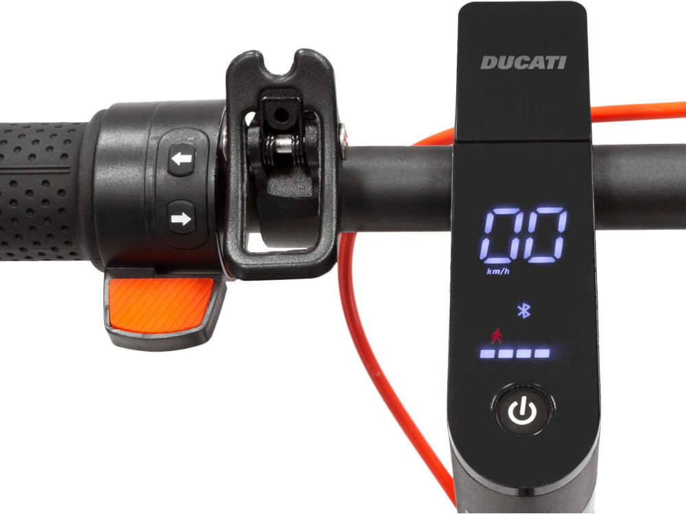 Kierownica hulajnogi elektrycznej z wyświetlaczem pokazującym prędkość 00 km/h, ikoną Bluetooth i wskaźnikiem baterii. Na górze widoczne jest logo \'DUCATI\'.
