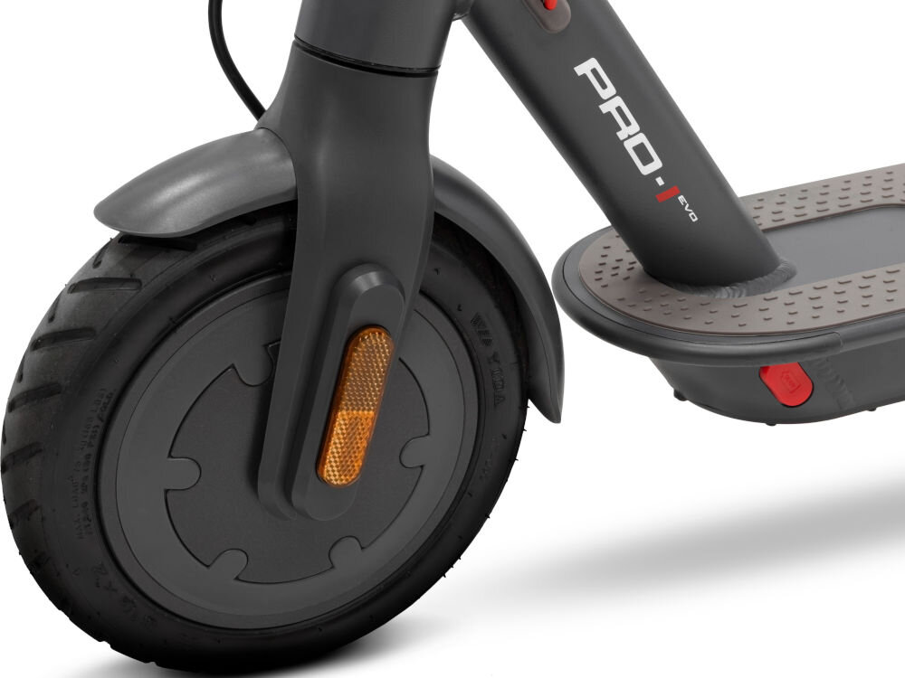 Zbliżenie na przednie koło hulajnogi elektrycznej z widocznym błotnikiem i odblaskiem. Na ramie widoczny jest napis \'PRO I EVO\'.