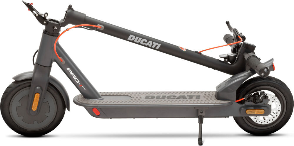 Elektryczna hulajnoga w kolorze szarym z widocznym logo \'DUCATI\' na ramie. Na podeście znajduje się napis \'DUCATI\', a na przednim widelcu widoczny jest napis \'PRO I\'.
