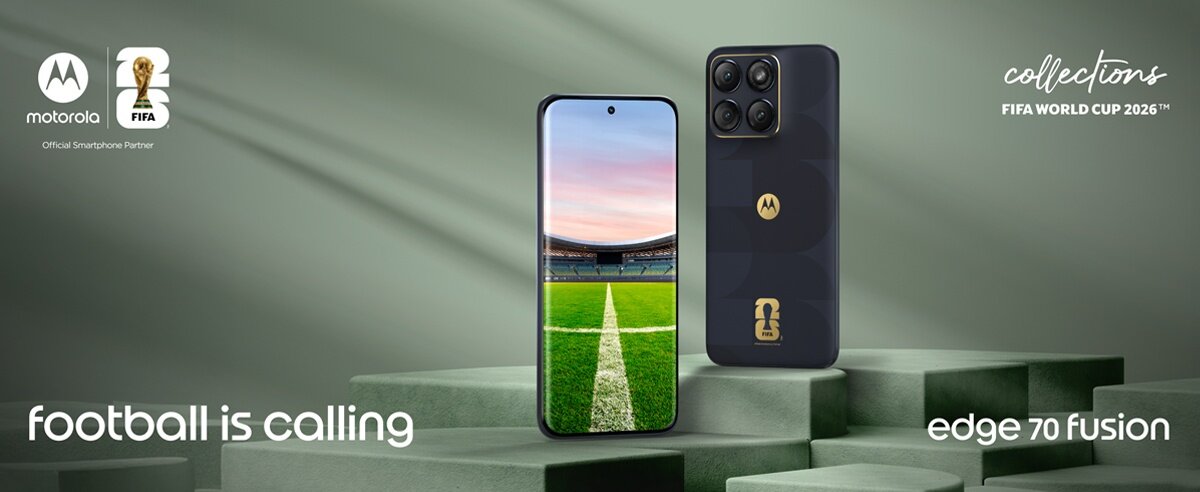 Obraz przedstawia smartfon z wyświetlaczem pokazującym boisko piłkarskie oraz jego tylną część z czterema aparatami i logo. Widoczny tekst to \'motorola\', \'FIFA\', \'football is calling\', \'collections FIFA WORLD CUP 2026™\', \'edge 70 fusion\'.