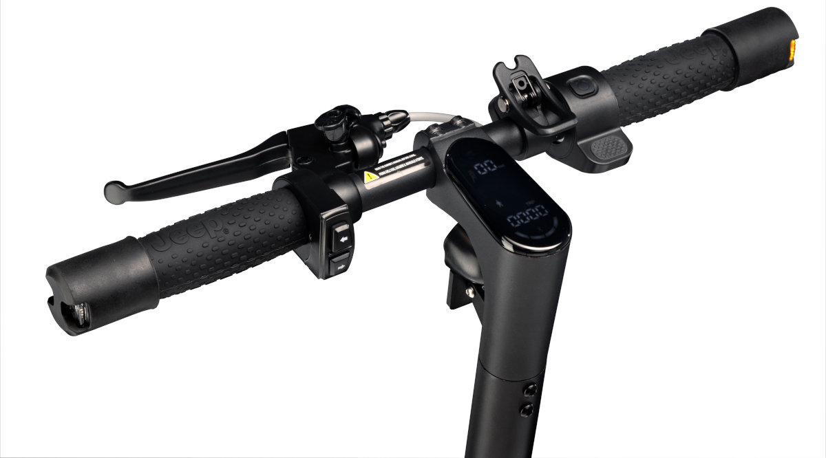 Kierownica hulajnogi elektrycznej z wyświetlaczem cyfrowym pokazującym \'00:00\'. Kierownica ma czarne uchwyty z teksturą i dźwignię hamulca.