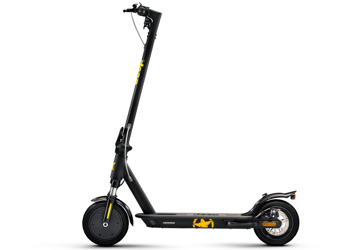 Czarno-żółta hulajnoga elektryczna z widocznym logo \'JEEP\' na kierownicy. Posiada amortyzację i koła o średnicy 8.5 cala.