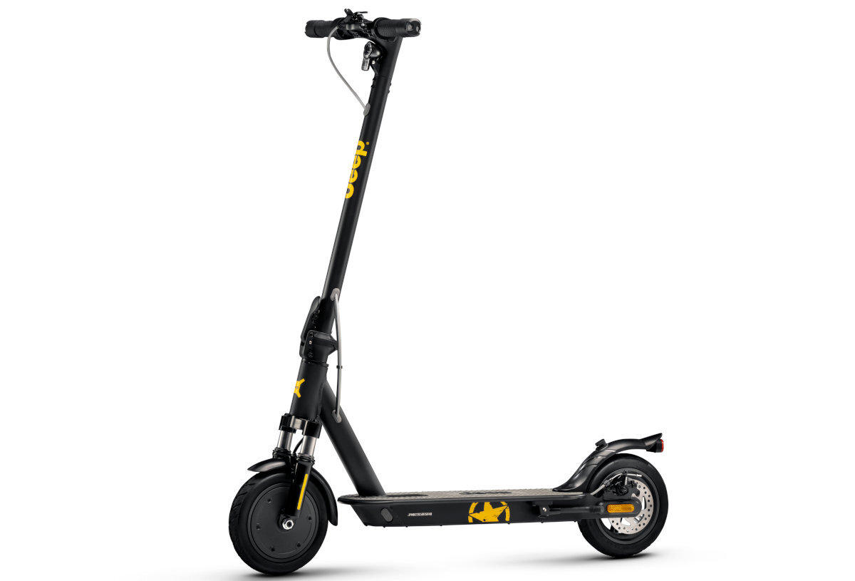 Czarno-żółta hulajnoga elektryczna z widocznym logo \'jeep\' na kierownicy. Posiada amortyzację i koła o średnicy 8.5 cala.