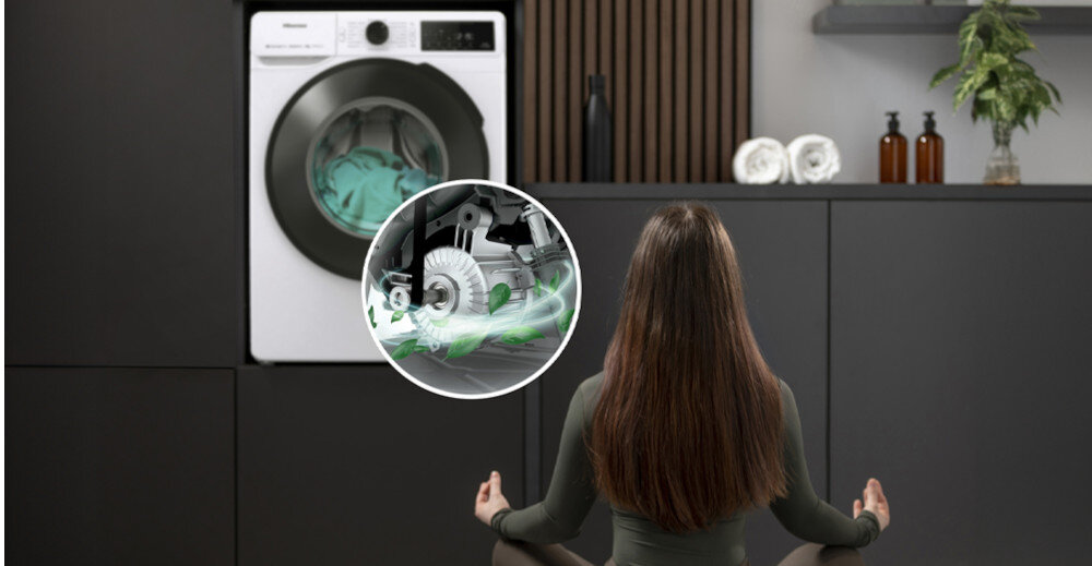 Pralka HISENSE z widocznym bębnem i panelem sterowania, obok osoba siedząca tyłem w pozycji medytacyjnej. Na obrazie znajduje się również powiększenie elementu wewnętrznego pralki z zielonymi liniami symbolizującymi przepływ powietrza.