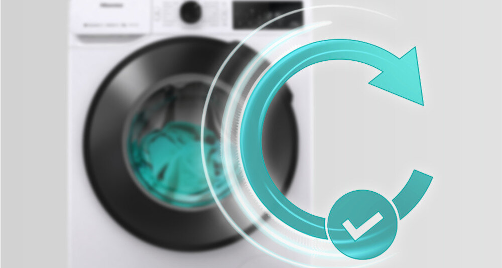 Obraz przedstawia pralkę z widocznym panelem sterowania i dużym czarnym bębnem. Na pierwszym planie znajduje się niebieska ikona z okręgiem i strzałką oraz symbolem zaznaczenia.