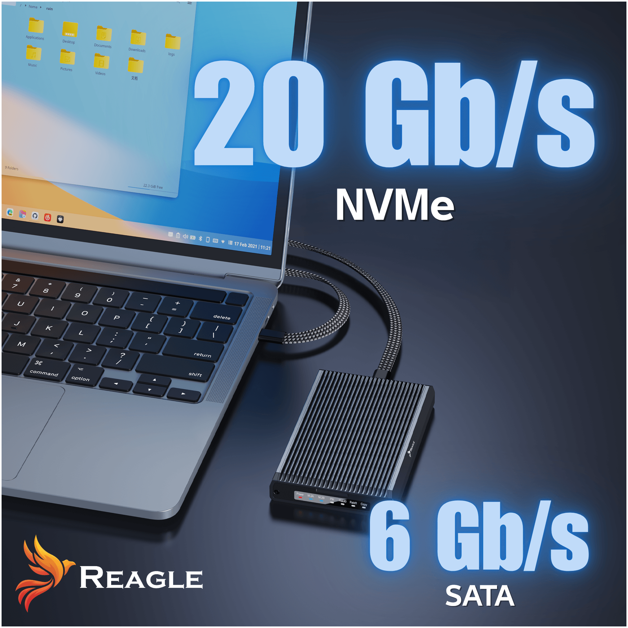 Obraz przedstawia laptop z otwartym ekranem, do którego podłączona jest czarna, prążkowana obudowa na dysk za pomocą kabla USB-C. Na obrazie widoczne są napisy: \'20 Gb/s NVMe\', \'6 Gb/s SATA\' oraz logo \'REAGLE\'.