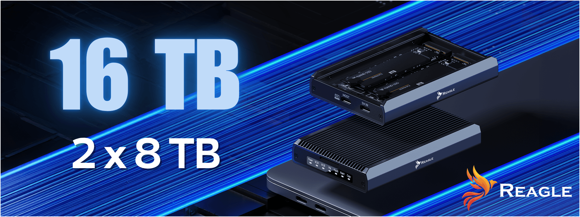 Obraz przedstawia dwuzatokową obudowę na dysk z logo Reagle, z napisem \'16 TB 2 x 8 TB\'. W tle widoczne są niebieskie linie na ciemnym tle.